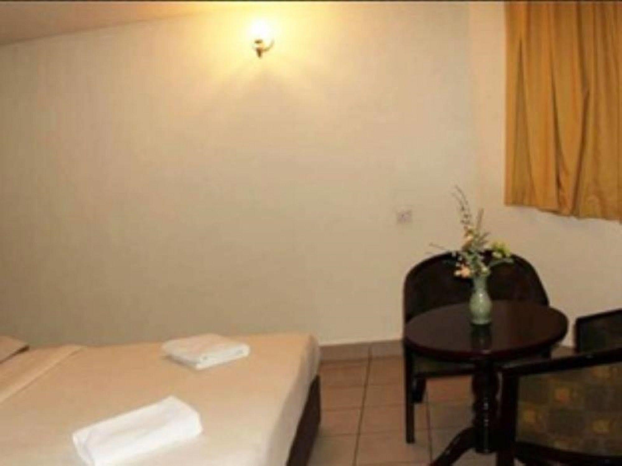 One Hotel Sadong Jaya Kota Kinabalu Exteriör bild